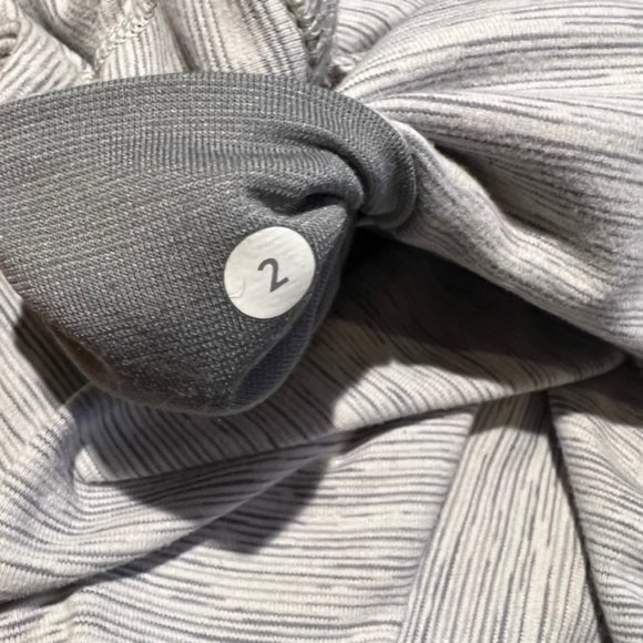 LULULEMON WUNDER UNDER CROP III SIZE 2 - Picture 3 of 4